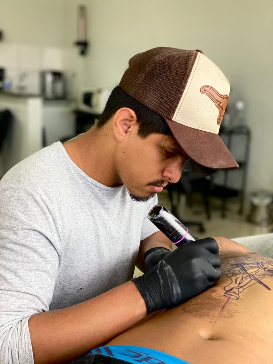 Pedro Rennan tatuando um cliente no studio