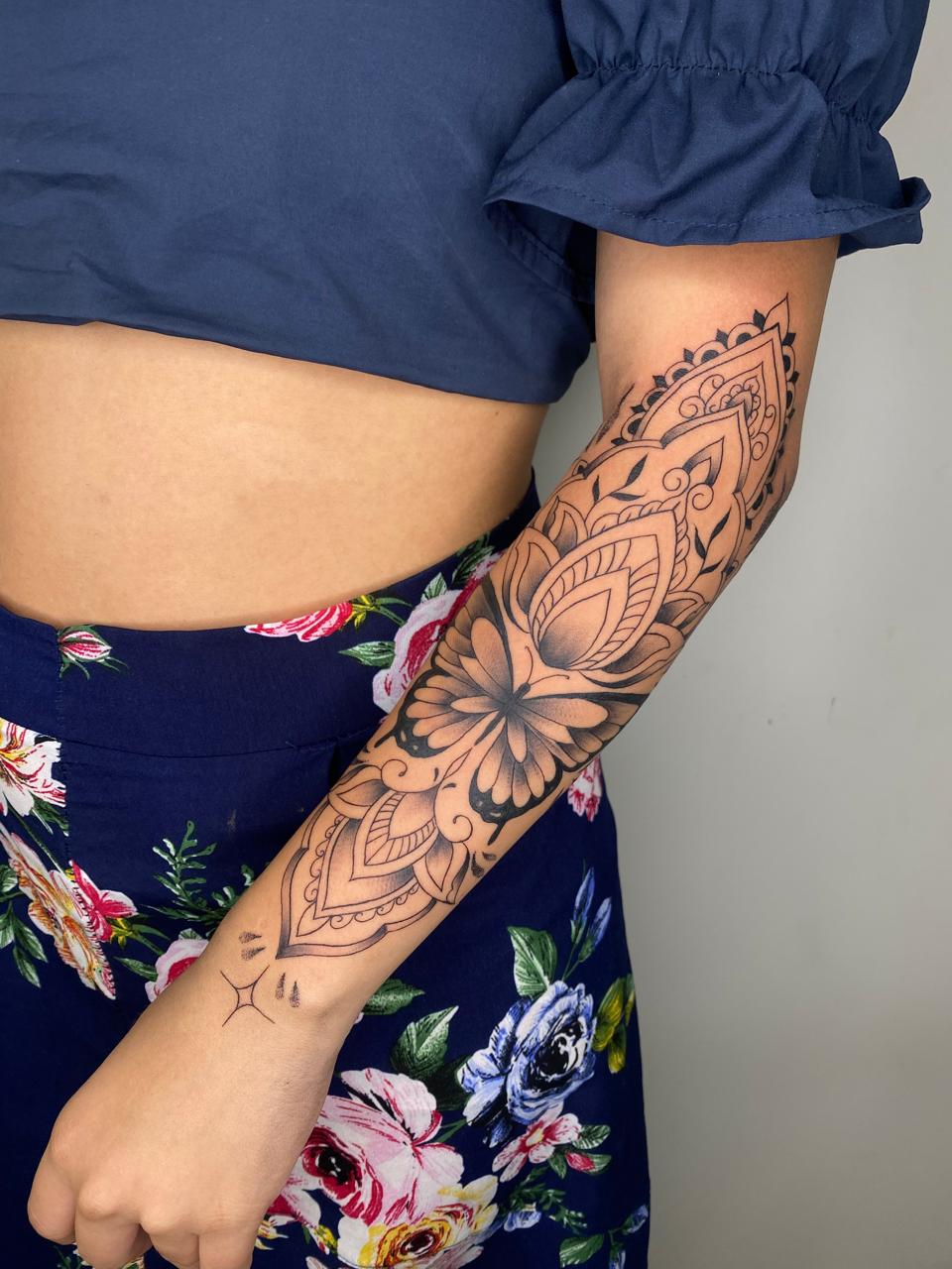 Fechamento de antebraço feminino com mandalas e flor de lótus