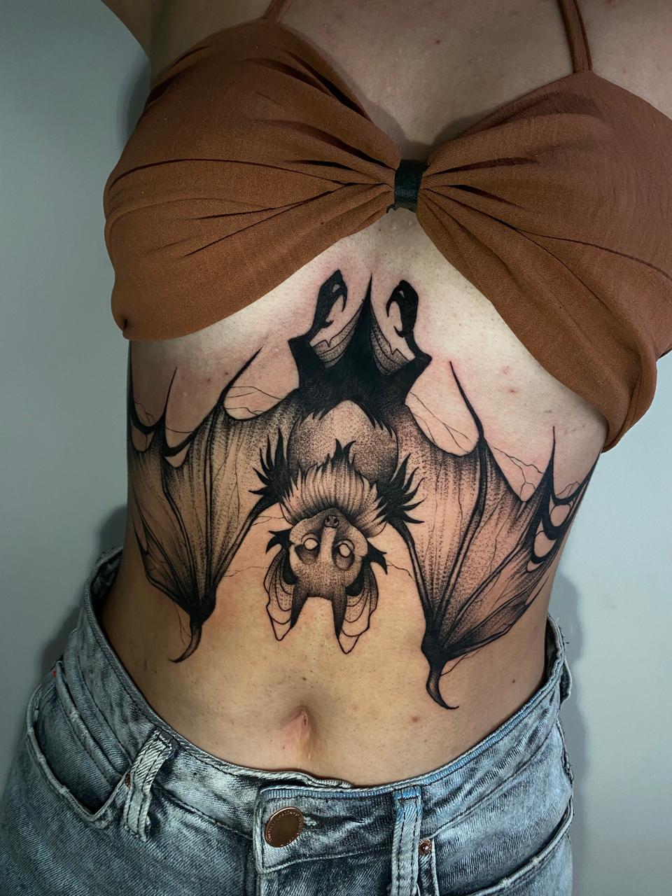 Tatuagem de morcego em pontilhismo no abdômen